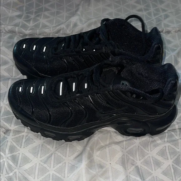 Sleek Black Sports Sneakers - Picture 2 of 6